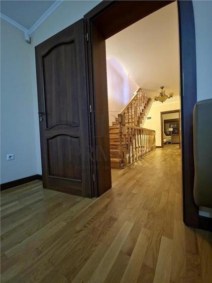 Duplex cu 11 camere cu Canalizare în Lunei