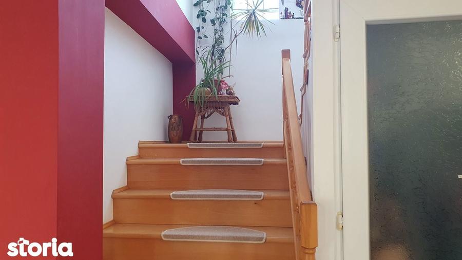 Casă cu 5 camere decomandat cu Canalizare în Theodor Pallady