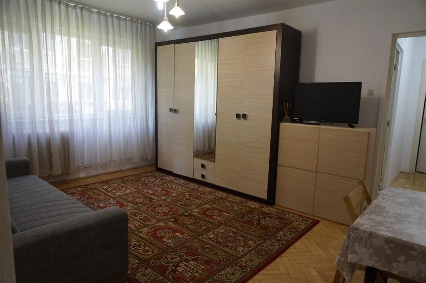 Apartament cu 3 camere semidecomandat în Girocului