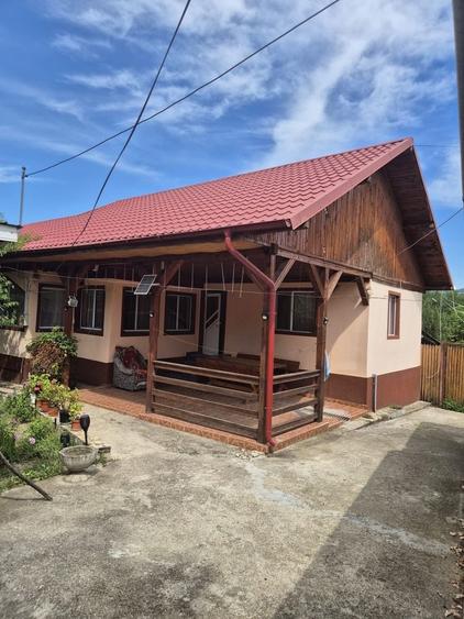 Casă cu 4 camere în Sângeru