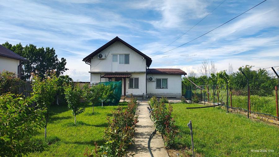 Casă cu 4 camere în Mânăstioara