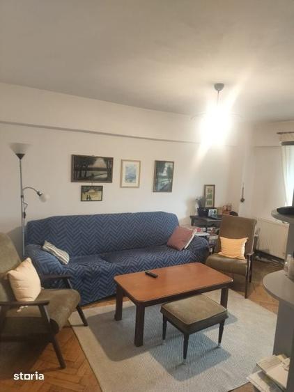 Apartament cu 3 camere decomandat în Siloz