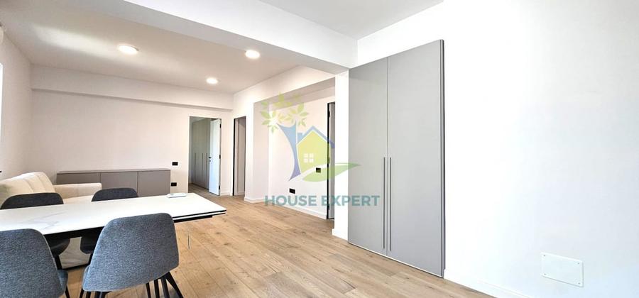 Apartament cu 3 camere semidecomandat în Aviației