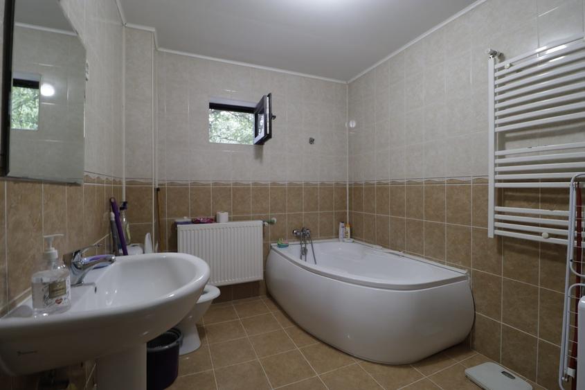 Casă individuală cu 5 camere cu Canalizare în Poiana