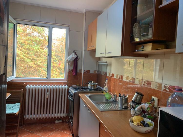Apartament cu 3 camere semidecomandat în Berceni