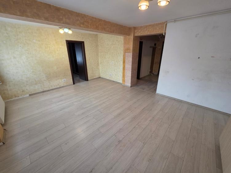 Apartament cu 3 camere semidecomandat în Nicolae Grigorescu
