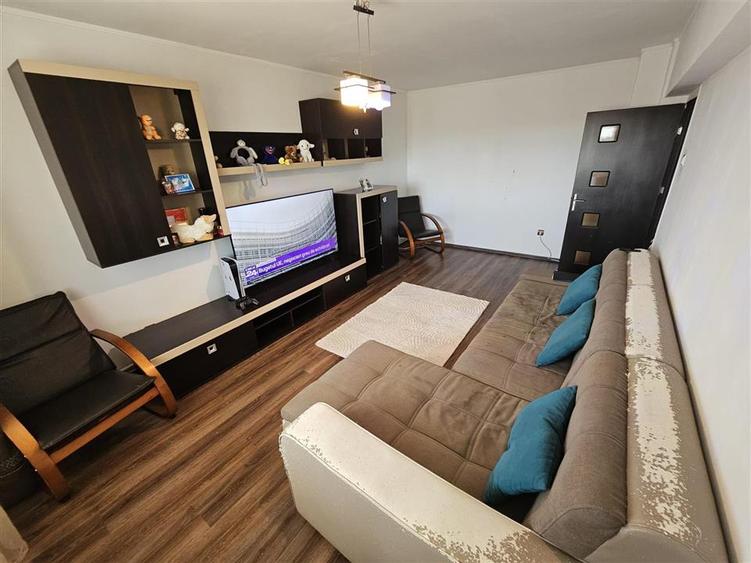 Apartament cu 3 camere decomandat în Buzaului