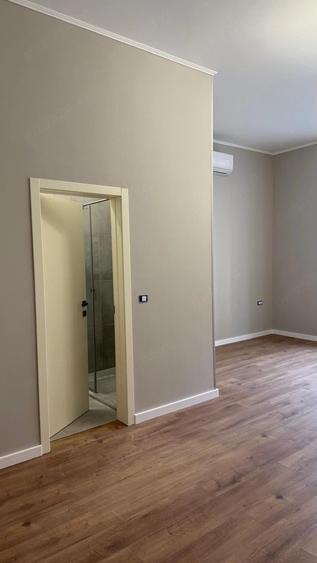 Casă cu 7 camere cu Teren 892 Mp în Central