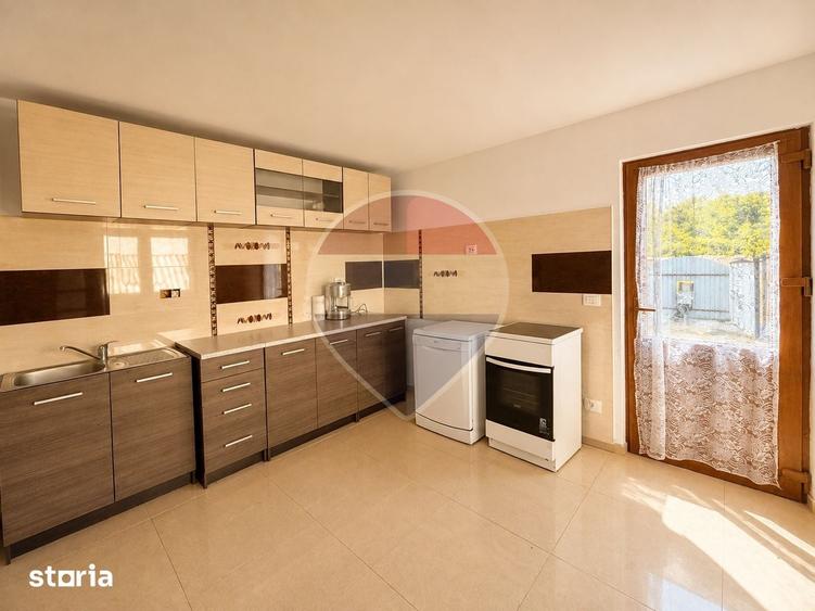 Casă cu 6 camere cu Teren 2700 Mp în Negri