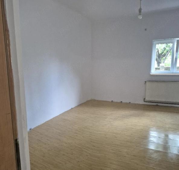 Casă cu 2 camere cu Teren 300 Mp în Andronache