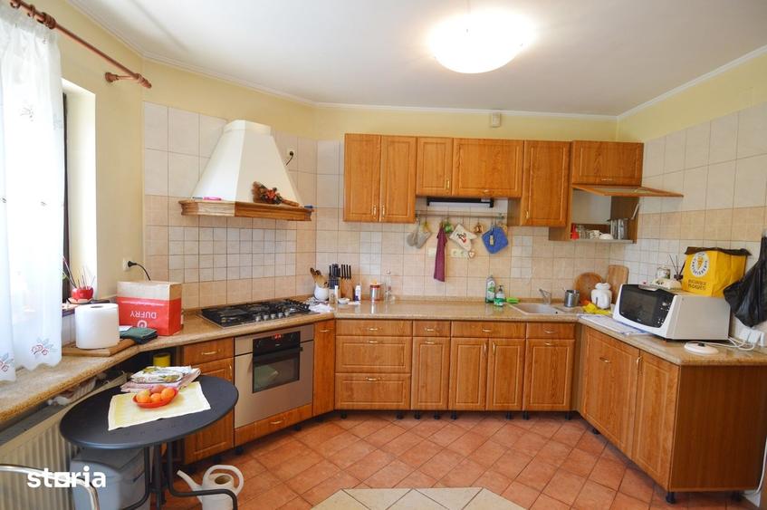 Casă cu 6 camere cu Teren 1081 Mp în Central
