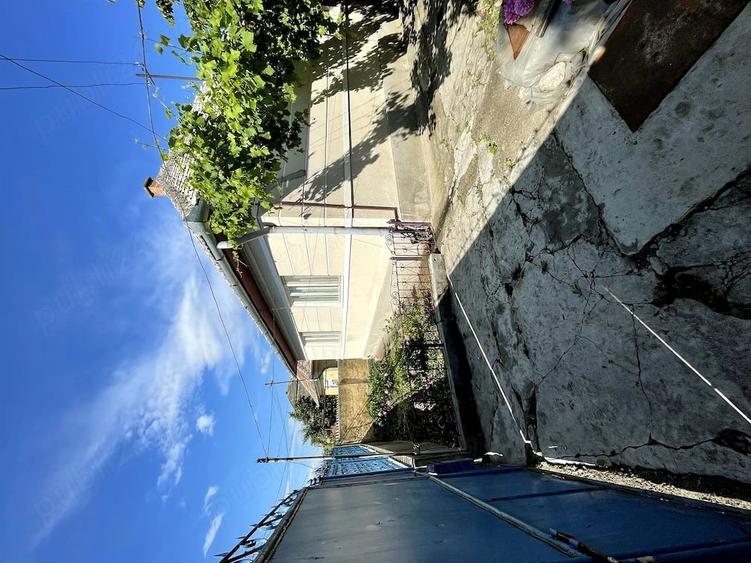 Casă cu 2 camere cu Teren 1197 Mp în Central