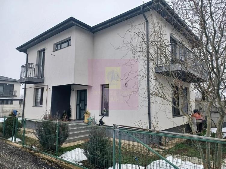 Casă cu 4 camere cu Teren 380 Mp în Joița