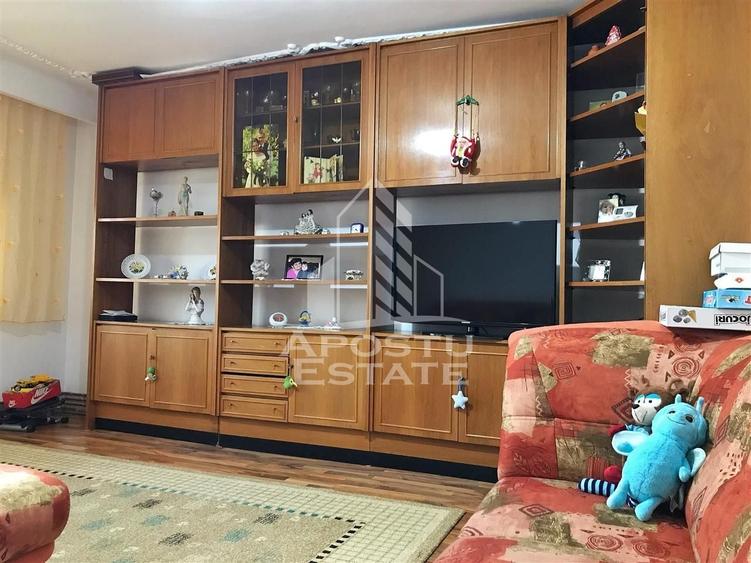 Apartament cu 3 camere decomandat, mobilat în Girocului