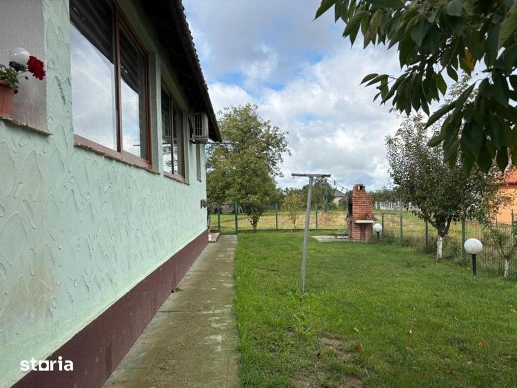 Casă cu 4 camere cu Teren 1300 Mp în Groși