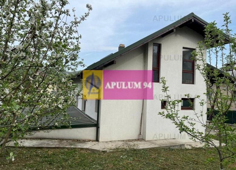 Casă individuală cu 9 camere decomandat cu Canalizare în Central