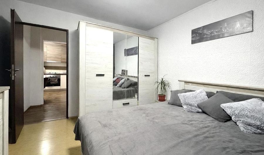 Apartament cu 3 camere decomandat, mobilat în Vlahuță