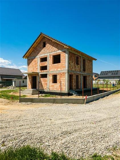 Casă cu 5 camere cu Teren 400 Mp în Periferie