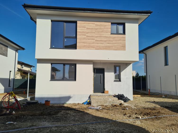 Casă individuală cu 4 camere cu Teren 240 Mp în Odăi