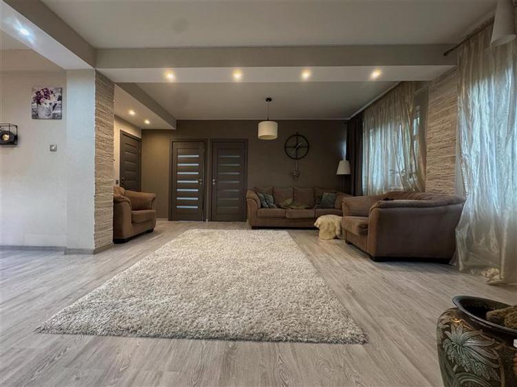 Apartament cu 3 camere decomandat, mobilat în Bucium