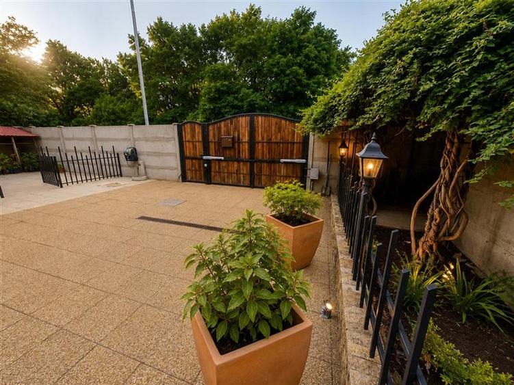 Casă individuală cu 4 camere cu Canalizare în Florilor
