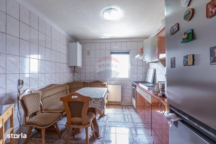 Apartament cu 3 camere decomandat, mobilat în Narcisa