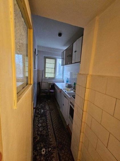 Apartament cu 3 camere semidecomandat în Km 4-5