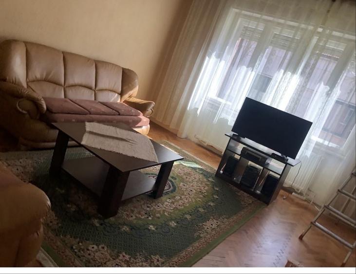 Inchiriez un apartament central. cu 2 , camere , living, curte - 7