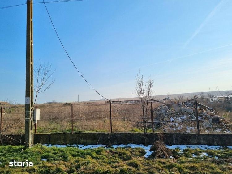 Teren de 7400 mp, în Lumina