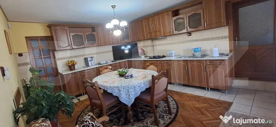 Casă cu 7 camere cu Teren 670 Mp în Dej
