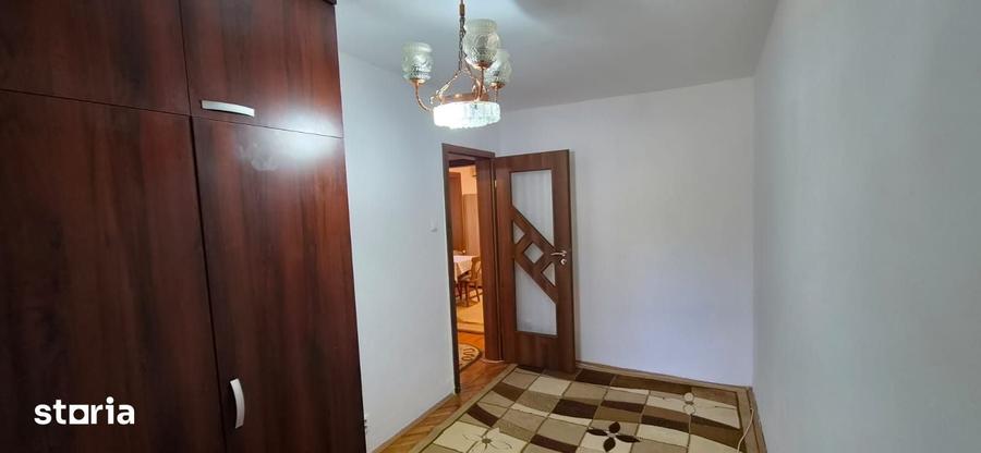 Apartament cu 3 camere semidecomandat în Girocului