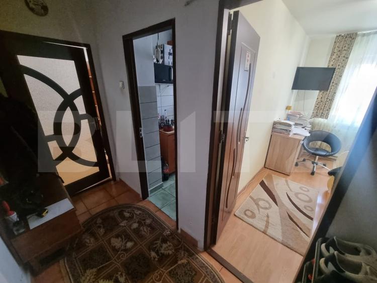Apartament cu 3 camere semidecomandat, mobilat în Craiovița Nouă