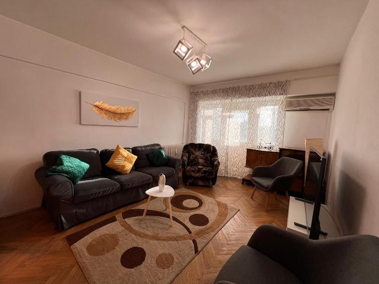 Apartament cu 4 camere decomandat, mobilat în Podul de Fier