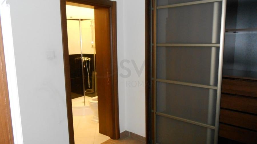 Apartament cu 5 camere decomandat în Capitale