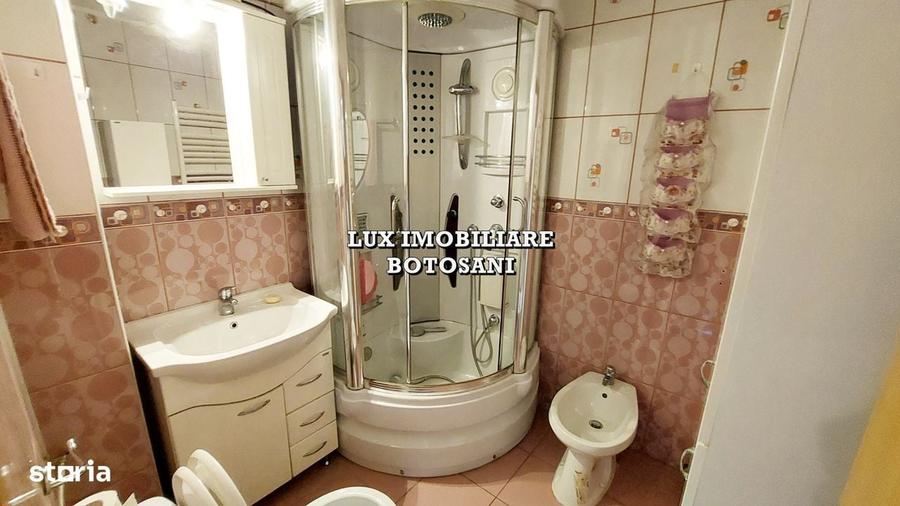 Apartament cu 4 camere decomandat în Central