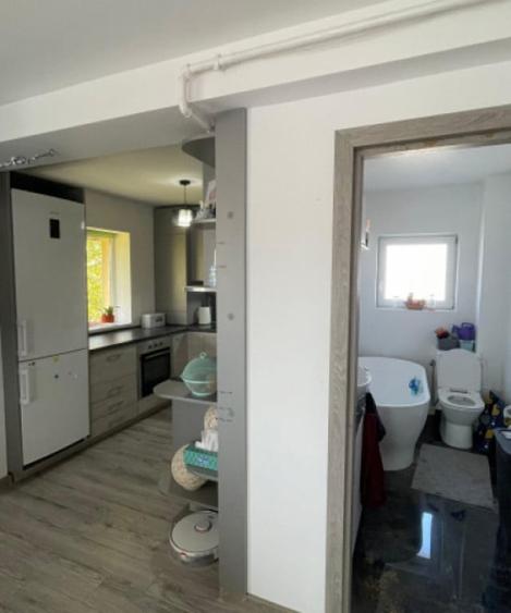 Apartament cu 3 camere semidecomandat în Florești — fotografia 1