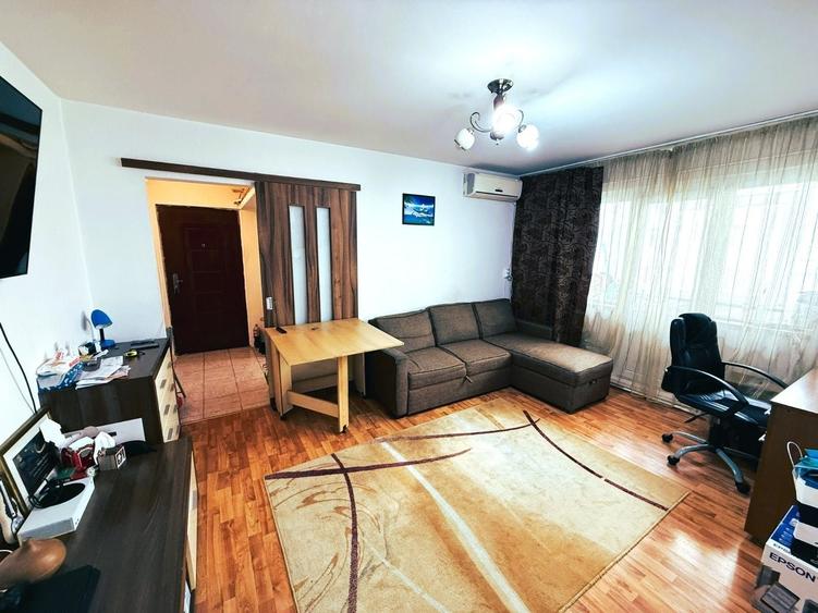 Apartament cu 3 camere semidecomandat în Alexandru cel Bun