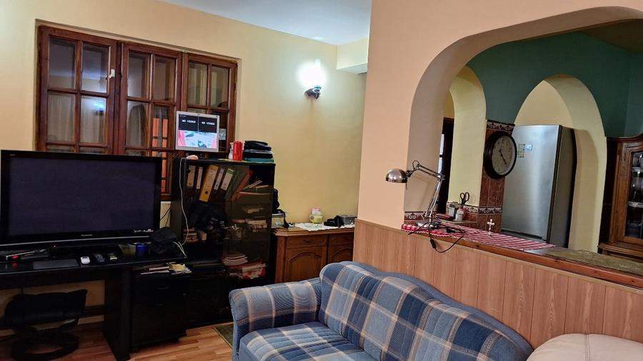 Casă individuală cu 9 camere cu Canalizare în Central