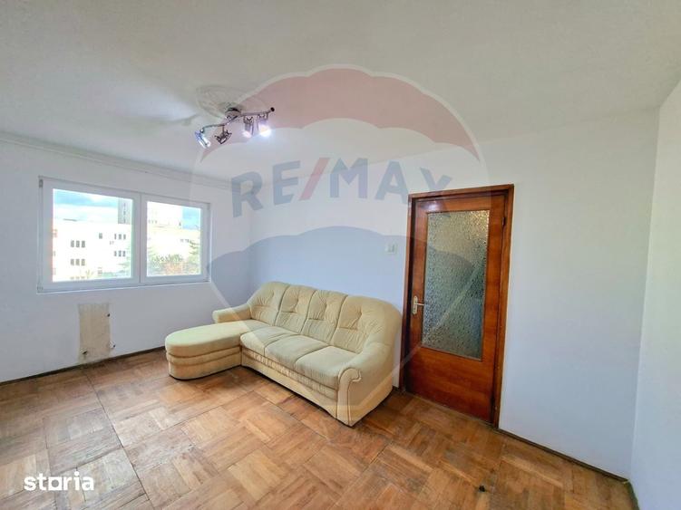Apartament cu 3 camere semidecomandat în Romanilor