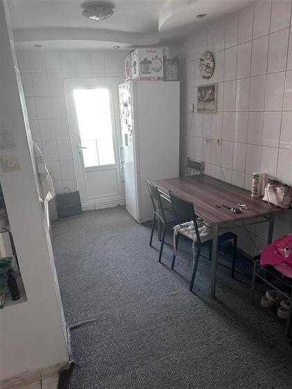 Apartament cu 3 camere decomandat, mobilat în Baza 3