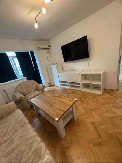 Apartament cu 3 camere semidecomandat în Central