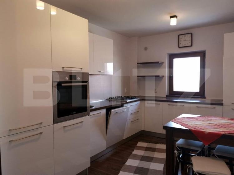 Apartament cu 3 camere semidecomandat, mobilat în Între Lacuri