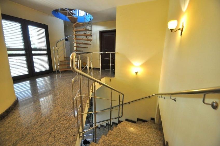 Casă individuală cu 10 camere cu Canalizare în Transilvaniei
