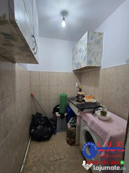 Apartament cu 3 camere semidecomandat în Neptun