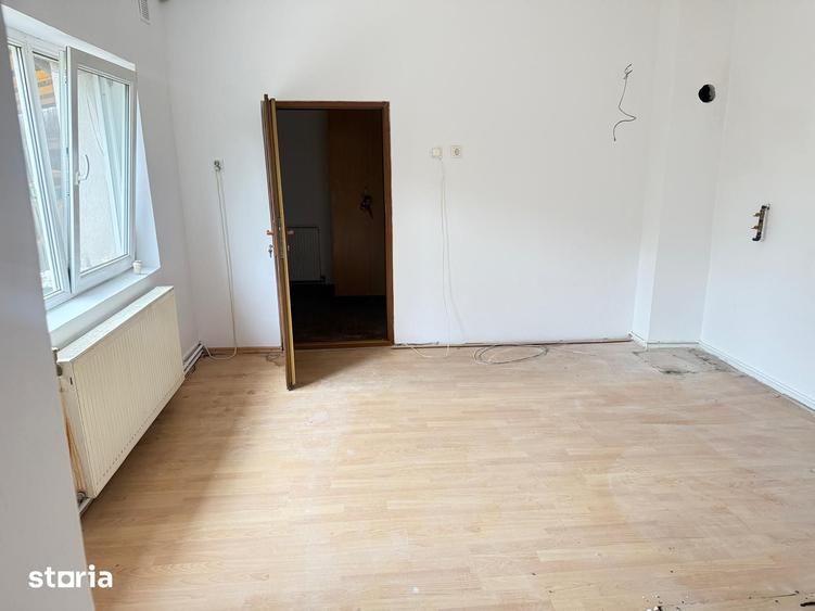 Casă cu 6 camere cu Teren 3500 Mp în Ulmi