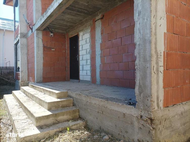 Casă cu 4 camere decomandat în Ghioșești