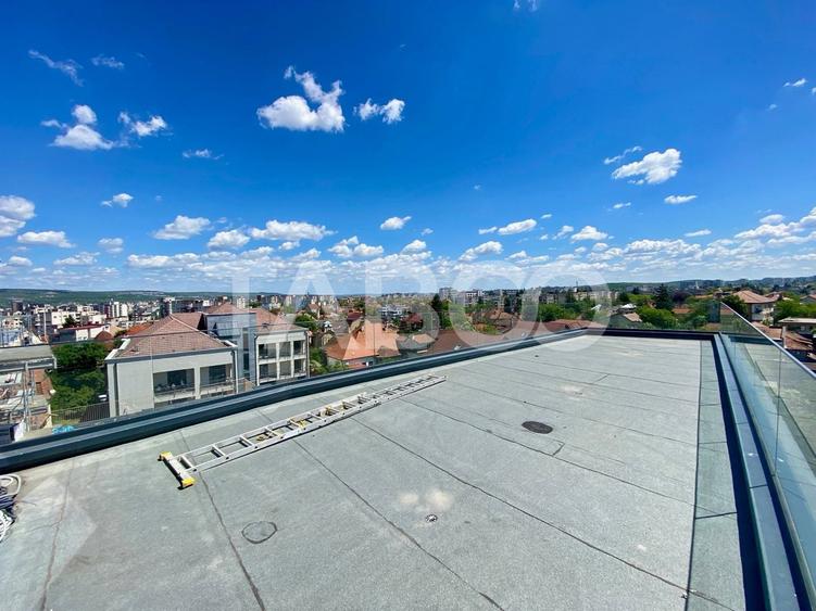Penthouse cu 3 camere semidecomandat în Central