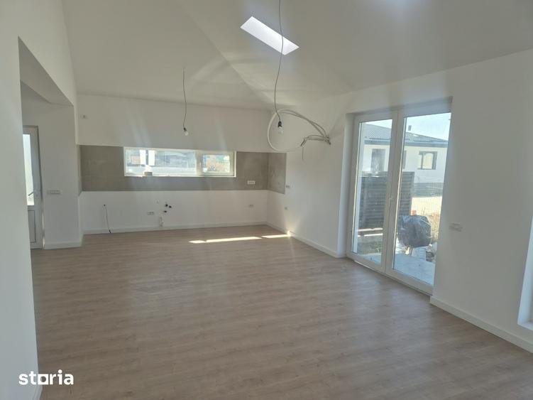 Casă cu 4 camere cu Teren 320 Mp în Tunari