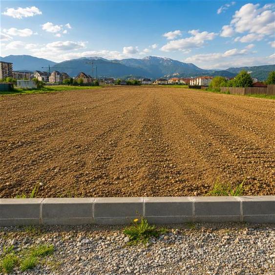 Teren Construcții intravilan de 10000 mp, în Tractorul