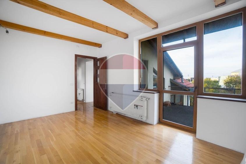 Casă individuală cu 8 camere cu Teren 179 Mp în Craiter